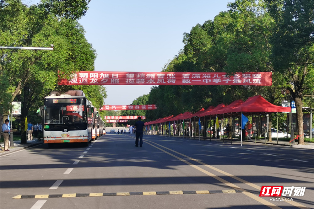 红网时刻永州6月7日讯（记者 成文杰 周纯 郭婳 王杨）6月7日7点20分，永州市第一中学考点送考车辆已准备就绪，考点内为考生搭建起遮阳通道方便考生通行，莘莘学子即将出发奔赴考场。