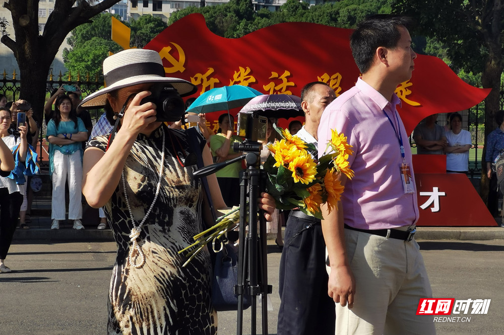 考场外的“花”式送祝福。