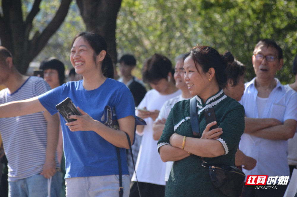 永州一中考点外，家长们早早来到校门外等待孩子们进入考场。