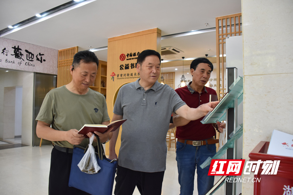 参观党史学习教育笔记本展览，大家有序排队认真翻阅每一本学习笔记，互相交流学习体会，各抒己见。