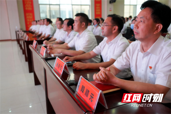 7月1日上午，永州市中心医院组织收看了中国共产党成立100周年庆祝大会盛况。