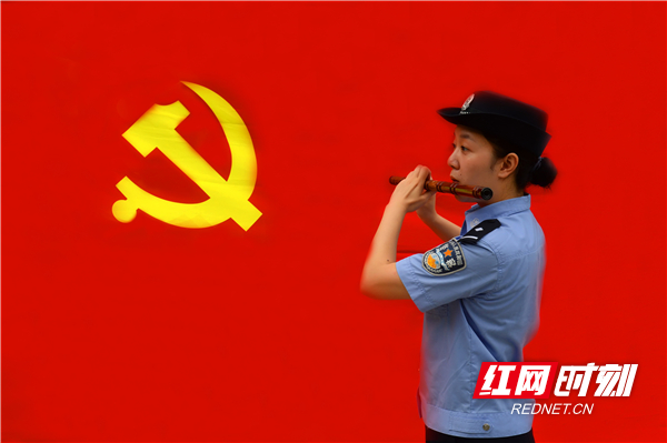 公安民警吹支歌曲给党听。