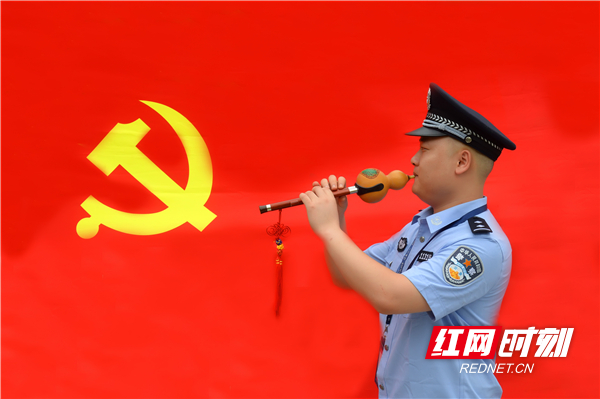 公安民警吹支歌曲给党听。