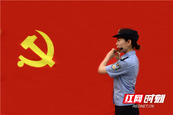 公安民警吹支歌曲给党听。