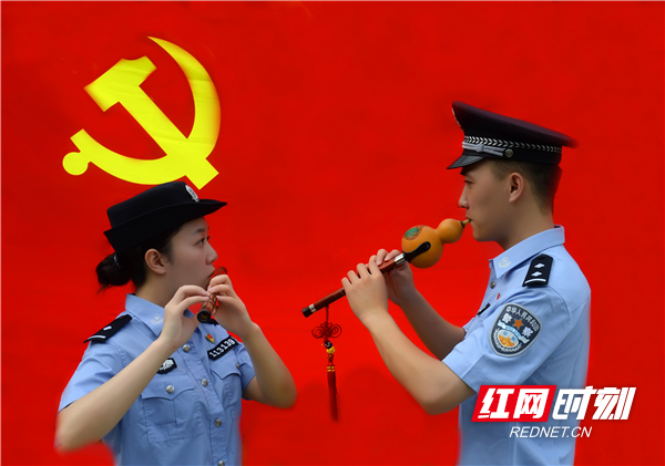 红网时刻7月1日讯（通讯员 黄海）公安民警吹支歌曲给党听。