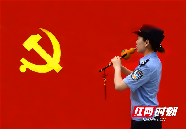 公安民警吹支歌曲给党听。