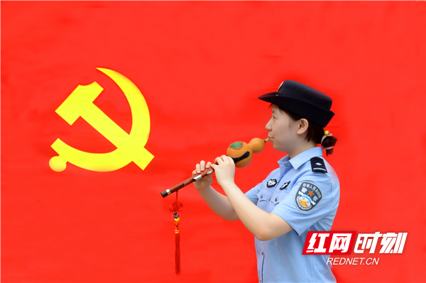 公安民警吹支歌曲给党听。