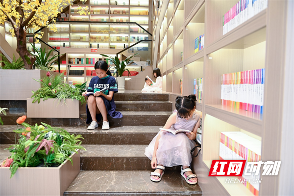 孩子们正在品书香。