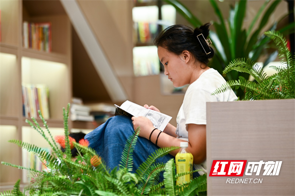 孩子们正在品书香。