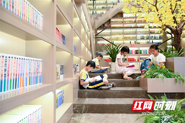 孩子们正在品书香。