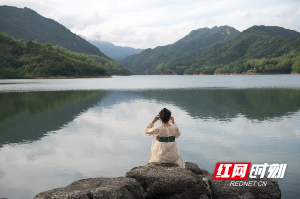 红网时刻7月5日讯（通讯员 梁利 李芳辉）7月3日，湖南省永州市蓝山县湘江源国家森林公园，一群摄影爱好者前来摄影采风。