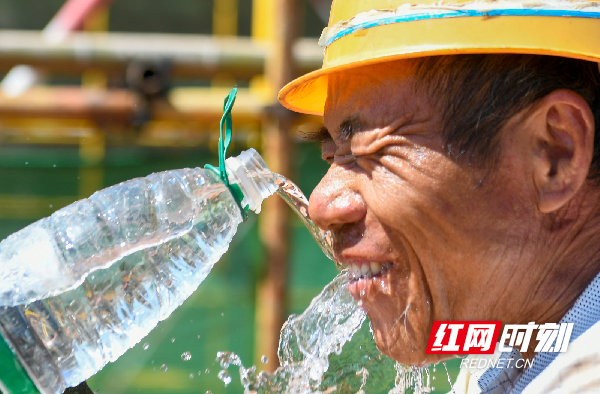 当日，湖南道县迎来晴热高温天气，工人冒酷暑，战高温，抢抓施工进度。