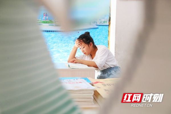 近年来，新田县开展“书香新田，全民阅读”活动，鼓励市民多读书、读好书、好读书，倡导“亲子阅读”“师生共读”，打造“书香社会”“书香校园”“书香家庭”“书香少年”，营造全民阅读的读书氛围。放假以来，全县天气持续高温，县新华书店增开了多台大功率空调，给孩子们提供清凉的购书、阅读环境，在书香伴随下度过快乐暑假。