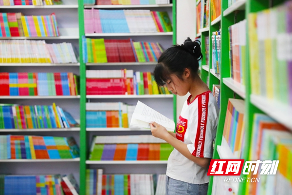 孩子们在书店里阅读书籍。