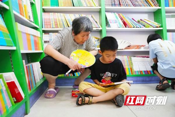 孩子们在书店里阅读书籍。