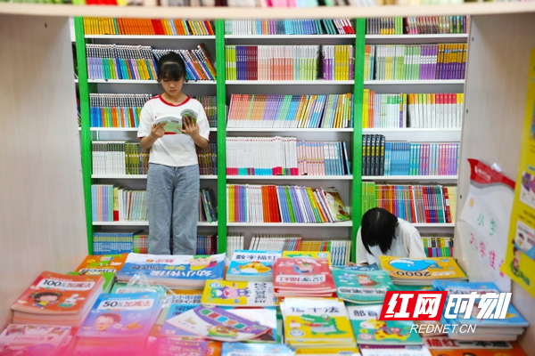 孩子们在书店里阅读书籍。