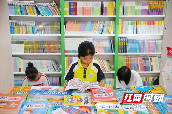 孩子们在书店里阅读书籍。