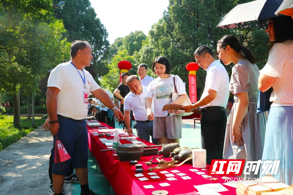 7月7日，湖南省永州市新田县中共新田县委党校，收藏家们利用红色文物向学员们讲述红军长征经过新田和解放新田、建设新田的历史故事。