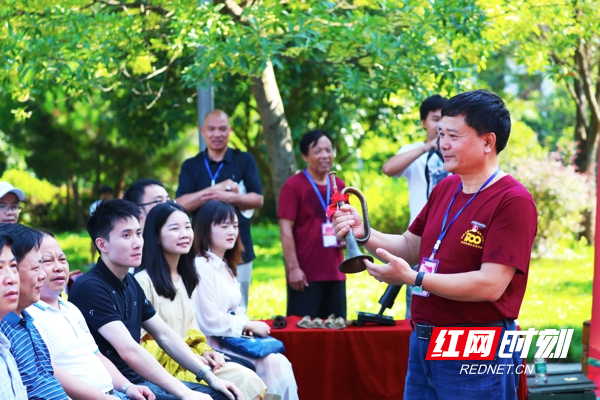 红网时刻7月8日讯（通讯员 刘贵雄 蒋唯恒）7月7日，湖南省永州市新田县中共新田县委党校，收藏家们利用红色文物向学员们讲述红军长征经过新田和解放新田、建设新田的历史故事。展现中国共产党百年光辉历程、伟大成就和宝贵经验，让师生感受革命战争年代壮烈的场面和奋发向上的精神，进一步让师生坚定听党话、跟党走的决心，凝聚建设现代化新田的信心和力量。