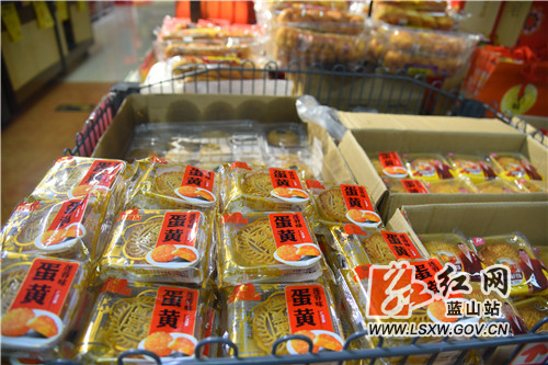 红网蓝山县分站9月14日讯（通讯员 滕季蓉）中秋将至，蓝山各大超市里各类商品琳琅满目，呈现出节日的热闹景象。在康嘉广场超市，笔者看到超市内商品摆的满满当当，月饼、酒水、水果应有尽有，写有“中秋月圆人团圆”字样的装饰牌让人一进超市就感受到了浓浓的节日氛围。据超市相关负责人介绍，为迎接国庆中秋的到来，超市推出了系列优惠活动，并提前备好库存，确保节日期间市场供应。
