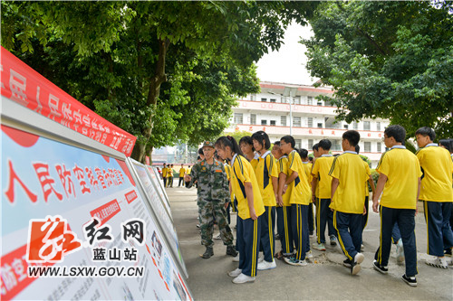 红网蓝山县分站9月17日讯（通讯员 梁利 雷英 张刘魁）9月16日，蓝山县民族中学，随着防空警报响起，全校2000余名师生按预案进行应急防震减灾演练和应急疏散演练。
通过演练，让师生们增强了国防意识和安全防范意识，提升了防空防灾应急疏散的能力与水平，也培养了广大学生听从指挥、团结协作的精神，提高了应急反应能力和自救互救能力。演练结束后，进行了防空和科普知识宣传。