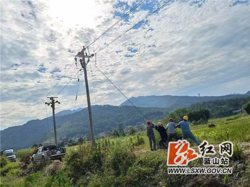 红网蓝山县分站9月22日讯（通讯员  雷小芳 ） 9月22日，国网蓝山祠供电所为民办实事，为提高供电可靠性整改老旧线路的安全隐患，由于老线路已投运多年，线径小，线路老化，存在较大的安全隐患，此次整改主要是针对上述问题，更换了新的电线、还增大了线径，确保了农村用电安全。