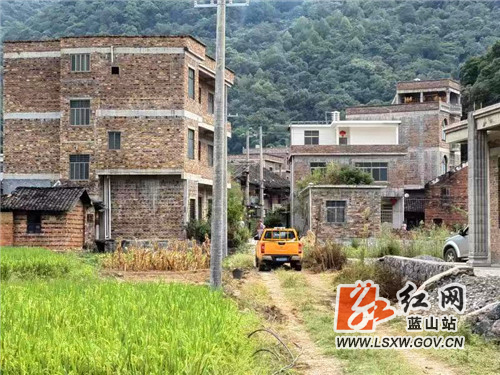 红网蓝山县分站9月22日讯（通讯员  雷小芳 ） 9月22日，国网蓝山祠供电所为民办实事，为提高供电可靠性整改老旧线路的安全隐患，由于老线路已投运多年，线径小，线路老化，存在较大的安全隐患，此次整改主要是针对上述问题，更换了新的电线、还增大了线径，确保了农村用电安全。