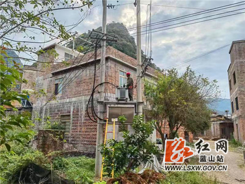 红网蓝山县分站9月22日讯（通讯员  雷小芳 ） 9月22日，国网蓝山祠供电所为民办实事，为提高供电可靠性整改老旧线路的安全隐患，由于老线路已投运多年，线径小，线路老化，存在较大的安全隐患，此次整改主要是针对上述问题，更换了新的电线、还增大了线径，确保了农村用电安全。