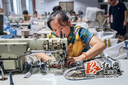 9月29日，蓝山县皮具箱包产业园奥卡利科技有限公司，工人们正在赶制订单产品。
近年来，蓝山县加快皮具箱包产业发展，已落地皮具箱包企业130余家，总投资超百亿元，产品出口欧美、韩国等国家和地区，解决劳动力就近就业近万人，皮具箱包小镇被评为全省特色产业小镇。