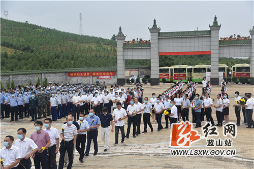 今天是我国第八个公祭烈士纪念日，一大早，蓝山县460余名干部群众、武警官兵、中小学生、烈属代表来到革命烈士陵园，怀崇敬之情，行肃穆之仪，向革命先烈敬献花篮、鲜花，公祭革命烈士，告慰不朽英灵。大家纷纷表示，要以革命烈士为榜样，继承先烈遗志，弘扬优良作风，坚定理想信念，做好本职工作，以实际行动告慰革命先烈，为建设美丽幸福新蓝山贡献力量。