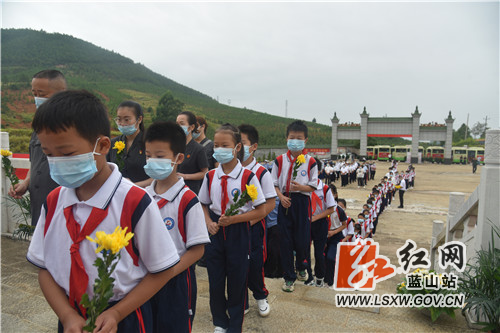 今天是我国第八个公祭烈士纪念日，一大早，蓝山县460余名干部群众、武警官兵、中小学生、烈属代表来到革命烈士陵园，怀崇敬之情，行肃穆之仪，向革命先烈敬献花篮、鲜花，公祭革命烈士，告慰不朽英灵。大家纷纷表示，要以革命烈士为榜样，继承先烈遗志，弘扬优良作风，坚定理想信念，做好本职工作，以实际行动告慰革命先烈，为建设美丽幸福新蓝山贡献力量。
