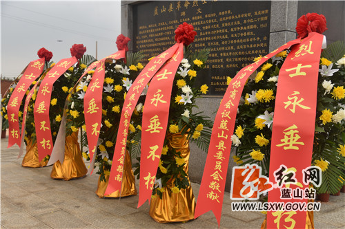 今天是我国第八个公祭烈士纪念日，一大早，蓝山县460余名干部群众、武警官兵、中小学生、烈属代表来到革命烈士陵园，怀崇敬之情，行肃穆之仪，向革命先烈敬献花篮、鲜花，公祭革命烈士，告慰不朽英灵。大家纷纷表示，要以革命烈士为榜样，继承先烈遗志，弘扬优良作风，坚定理想信念，做好本职工作，以实际行动告慰革命先烈，为建设美丽幸福新蓝山贡献力量。