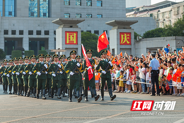 国旗护卫队护送国旗入场