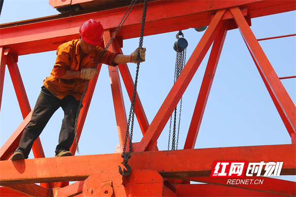 10月1日，道县潇水二桥拓改工程施工现场，建筑工人在忙着施工。