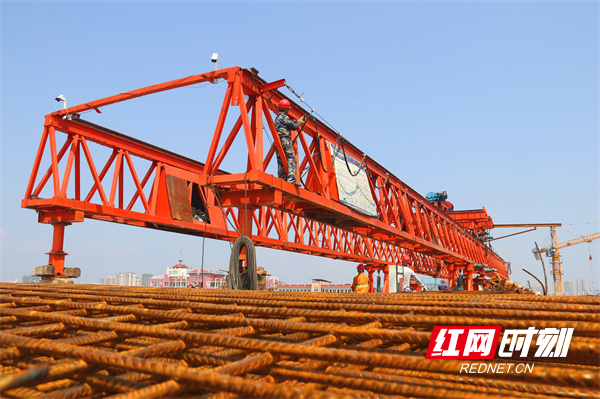 10月1日，道县潇水二桥拓改工程施工现场，建筑工人在忙着施工。