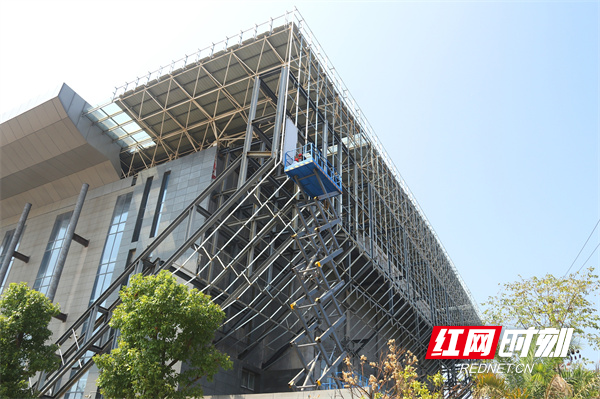 10月1日，道县一中体艺馆工程施工现场，建筑工人在忙着外墙施工。