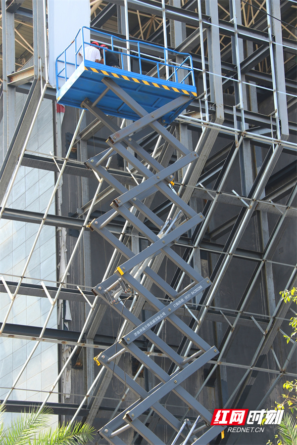 10月1日，道县一中体艺馆工程施工现场，建筑工人在忙着外墙施工。