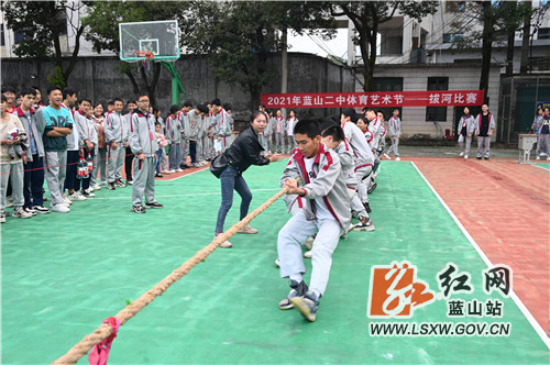 10月18日，蓝山县第二中学，同学们充分利用课后时间开展篮球、乒乓球、拔河等运动，既在寒风中热了身、也调节了紧张的学习氛围。这是蓝山县落实“双减”政策，提升教学质量的一个缩影。

今年以来，蓝山县积极落实校内课后服务义务教育学校全覆盖、有需求的学生全覆盖，以促进学生全面发展为导向，积极探索教学模式，加强特色课程建设，丰富教学资源，创新育人方式，确保学生在校园内学足学好学科知识的同时，培养个性化兴趣特长，实现德智体美劳全面发展，真正把课后延时服务办成“双减”主阵地和素质教育大课堂。