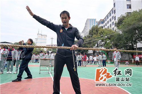 10月18日，蓝山县第二中学，同学们充分利用课后时间开展篮球、乒乓球、拔河等运动，既在寒风中热了身、也调节了紧张的学习氛围。这是蓝山县落实“双减”政策，提升教学质量的一个缩影。

今年以来，蓝山县积极落实校内课后服务义务教育学校全覆盖、有需求的学生全覆盖，以促进学生全面发展为导向，积极探索教学模式，加强特色课程建设，丰富教学资源，创新育人方式，确保学生在校园内学足学好学科知识的同时，培养个性化兴趣特长，实现德智体美劳全面发展，真正把课后延时服务办成“双减”主阵地和素质教育大课堂。