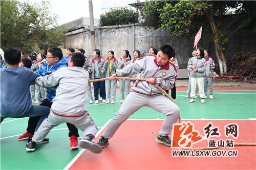 10月18日，蓝山县第二中学，同学们充分利用课后时间开展篮球、乒乓球、拔河等运动，既在寒风中热了身、也调节了紧张的学习氛围。这是蓝山县落实“双减”政策，提升教学质量的一个缩影。

今年以来，蓝山县积极落实校内课后服务义务教育学校全覆盖、有需求的学生全覆盖，以促进学生全面发展为导向，积极探索教学模式，加强特色课程建设，丰富教学资源，创新育人方式，确保学生在校园内学足学好学科知识的同时，培养个性化兴趣特长，实现德智体美劳全面发展，真正把课后延时服务办成“双减”主阵地和素质教育大课堂。