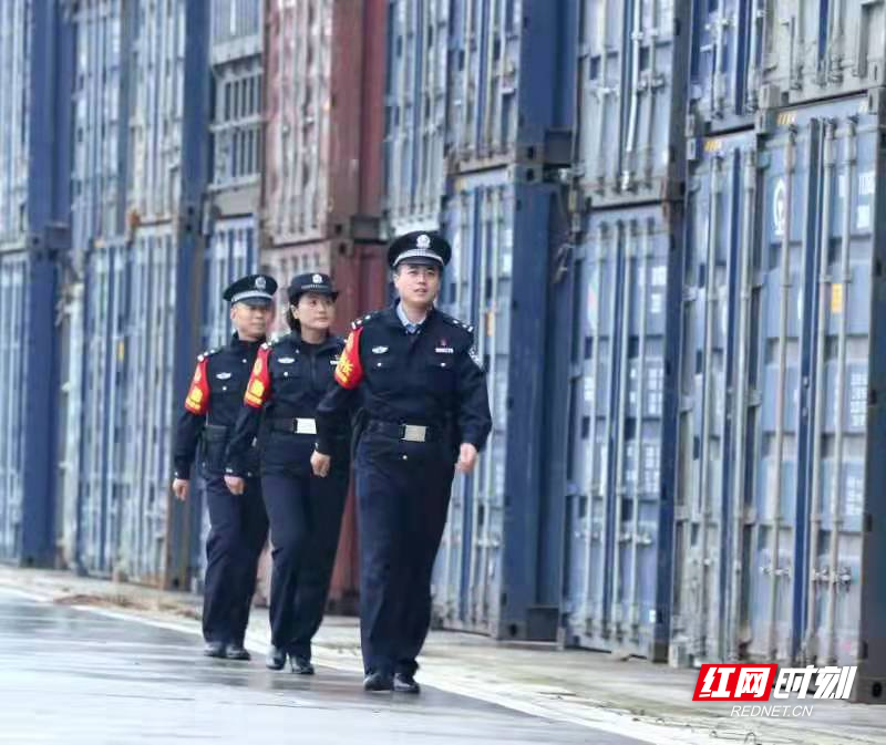 红网时刻怀化10月29日讯（通讯员 刘亚平 肖利伟）10月28日，怀化铁路公安处怀化西站派出所民警，冒雨在管内站场开展巡逻和检查，确保货物列车的运输安全。
怀化西站是我国西南部最大的编组站，担负着南来北往列车货物的运输任务。为了保障运输的安全，怀化西站派出所针对秋季气候变化大的特点，加强防火防爆和防汛安全工作，组警力深入货场、编组场进行巡逻守护，对列车及线路设施设备、重点运输货物加强安全检查。