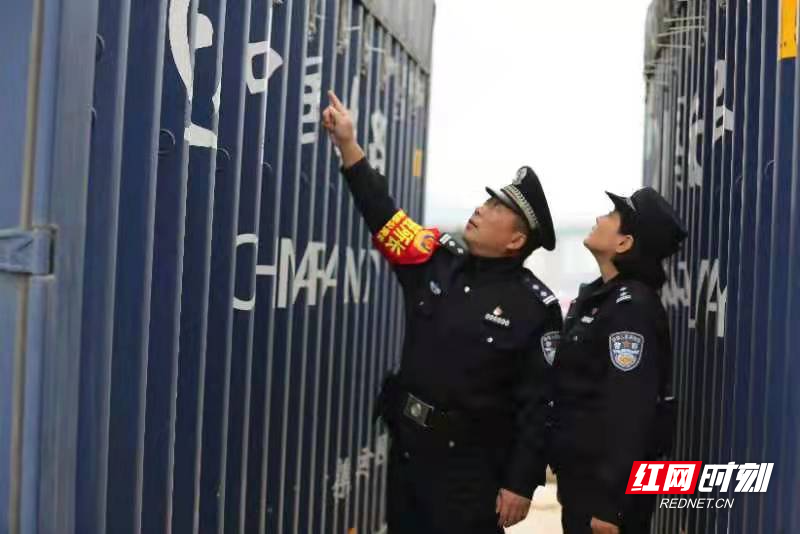 红网时刻怀化10月29日讯（通讯员 刘亚平 肖利伟）10月28日，怀化铁路公安处怀化西站派出所民警，冒雨在管内站场开展巡逻和检查，确保货物列车的运输安全。
怀化西站是我国西南部最大的编组站，担负着南来北往列车货物的运输任务。为了保障运输的安全，怀化西站派出所针对秋季气候变化大的特点，加强防火防爆和防汛安全工作，组警力深入货场、编组场进行巡逻守护，对列车及线路设施设备、重点运输货物加强安全检查。