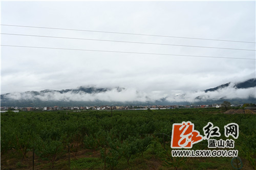 11月1日清晨，蓝山县县城，受连日秋雨影响，清晨短暂的停雨导致了白雾迷漫整个县城，整个县城像出浴的贵妃、身披白纱，朦朦胧胧、煞是好看。