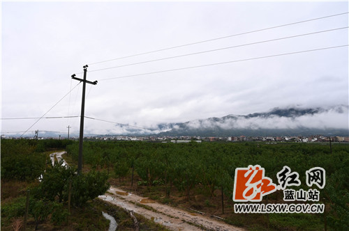 11月1日清晨，蓝山县县城，受连日秋雨影响，清晨短暂的停雨导致了白雾迷漫整个县城，整个县城像出浴的贵妃、身披白纱，朦朦胧胧、煞是好看。