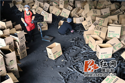 11月5日，蓝山县毛俊镇俊源竹制品厂，工人们正在生产竹制环保碳，准备拉往大城市。竹制环保碳的主要原材料是生产竹筷子所产生的竹屑，既确保了原材料不浪费，又能确保环保碳气味芳香，深受大城市消费者喜爱。

近年来，该县充分地处山区的资源优势，做足25万亩生态楠竹的深加工文章，利用楠竹生长快的特点，一方面用竹制家具代替木制家具，另一方面拉长竹制品生产加工链条，所生产的竹制环保碳远销东北等大中城市，为竹农带来了看得见的效益。