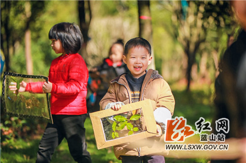 11月10日，蓝山县森林植物园，小朋友们在老师的指导下，用落叶进行创意绘画。

趁着暖阳，小朋友们走进自然，在大树下、草地里收集自己喜爱的落叶，利用落叶本身的形状和颜色，通过孩子们无穷的想象力，在画框里摆放出美丽的图案，描绘出孩子们眼中多姿多彩的深秋景象。