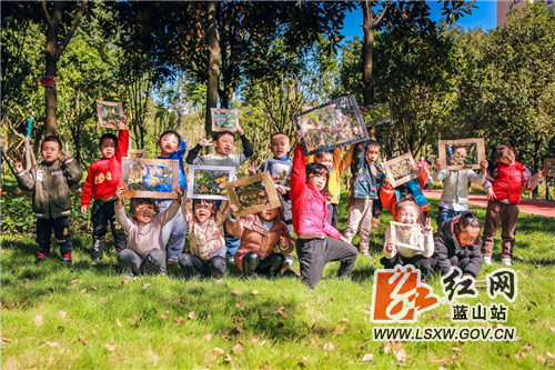 11月10日，蓝山县森林植物园，小朋友们在老师的指导下，用落叶进行创意绘画。

趁着暖阳，小朋友们走进自然，在大树下、草地里收集自己喜爱的落叶，利用落叶本身的形状和颜色，通过孩子们无穷的想象力，在画框里摆放出美丽的图案，描绘出孩子们眼中多姿多彩的深秋景象。