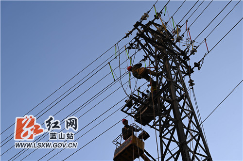11月10日，蓝山县110千伏古城变电站多条10千伏配电线路上，供电部门工作人员正进行电网改造和除患消缺。

近期以来，该县认真贯彻落实国家电网有限公司今冬明春电力供应保障工作会议精神，积极实施今冬明春保供电电网改造、负荷切改、新增台区补点、配变增容、线路改造、通道治理等工作，全力以赴做好今冬明春电力保供工作，满足人民群众美好生活对电力的需求。