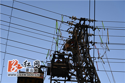 11月10日，蓝山县110千伏古城变电站多条10千伏配电线路上，供电部门工作人员正进行电网改造和除患消缺。

近期以来，该县认真贯彻落实国家电网有限公司今冬明春电力供应保障工作会议精神，积极实施今冬明春保供电电网改造、负荷切改、新增台区补点、配变增容、线路改造、通道治理等工作，全力以赴做好今冬明春电力保供工作，满足人民群众美好生活对电力的需求。