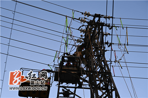 11月10日，蓝山县110千伏古城变电站多条10千伏配电线路上，供电部门工作人员正进行电网改造和除患消缺。

近期以来，该县认真贯彻落实国家电网有限公司今冬明春电力供应保障工作会议精神，积极实施今冬明春保供电电网改造、负荷切改、新增台区补点、配变增容、线路改造、通道治理等工作，全力以赴做好今冬明春电力保供工作，满足人民群众美好生活对电力的需求。